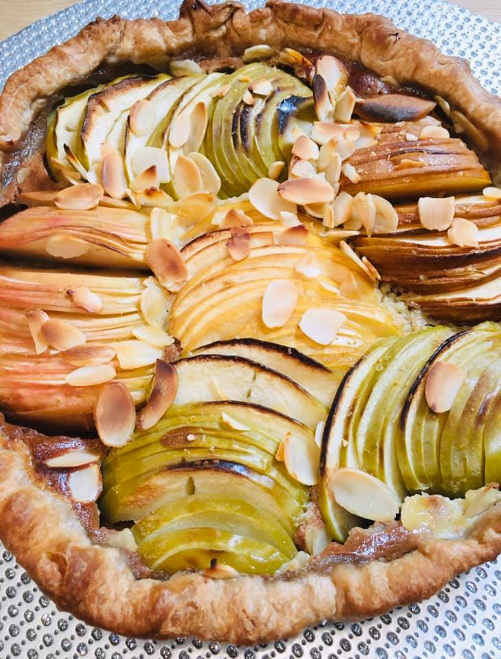 tarte aux pommes aux fleurs cuite au four