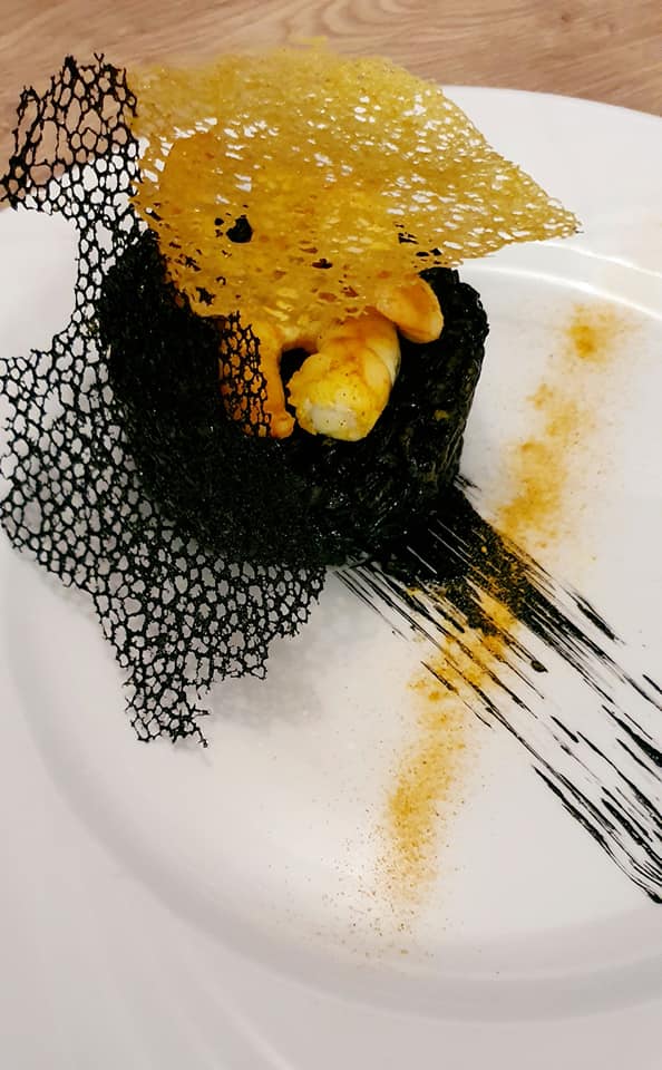 Pâtes à l'encre de seiche aux coquillages, au citron et à la